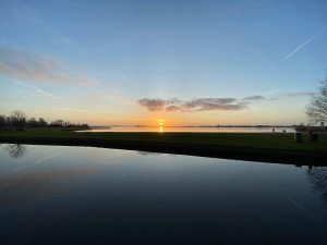 Sonnenuntergang direkt am Wasser