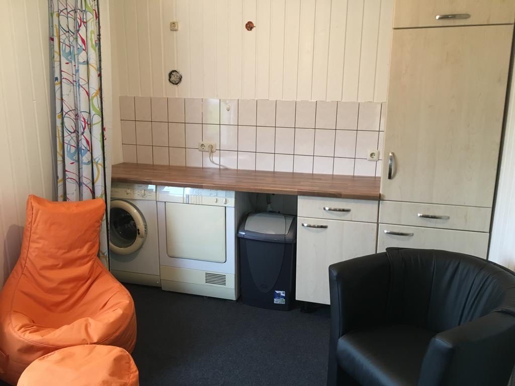 Waschmaschine und Trockner mit Ablagefläche